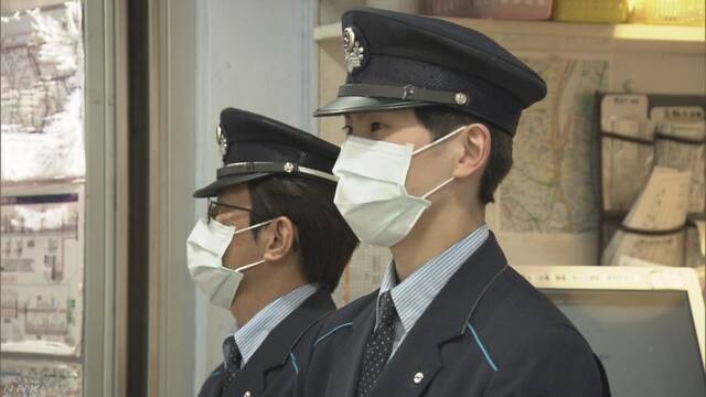 新型肺炎感染拡大 大手鉄道各社は異例のマスク着用で接客