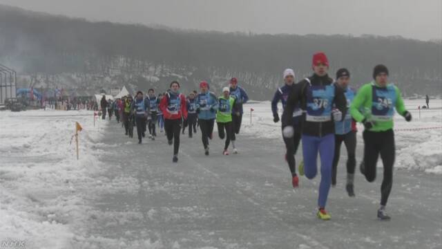 凍結した海上でマラソン大会 ロシア