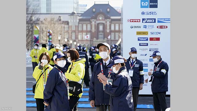 選手に検温 消毒液設置 ボランティアはマスク 東京マラソン