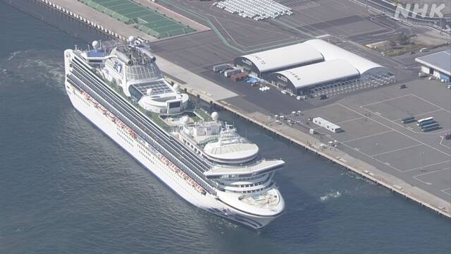 集団感染のクルーズ船 横浜港ふ頭離れ近くの岸壁に