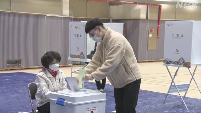韓国 総選挙の投票続く 投票所では検温 使い捨て手袋つけ投票