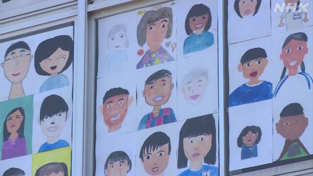 新型コロナで休校続く小学校 窓に児童の自画像 福井 大野