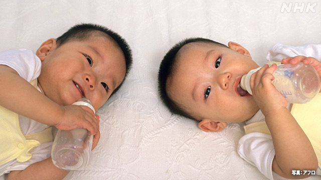動画 双子 赤ちゃん 双子の妊娠をサプライズで隠し通した夫婦、誕生した2人目を見た母親は「本物の赤ちゃんなの？」（米）＜動画あり＞ (2020年7月29日)
