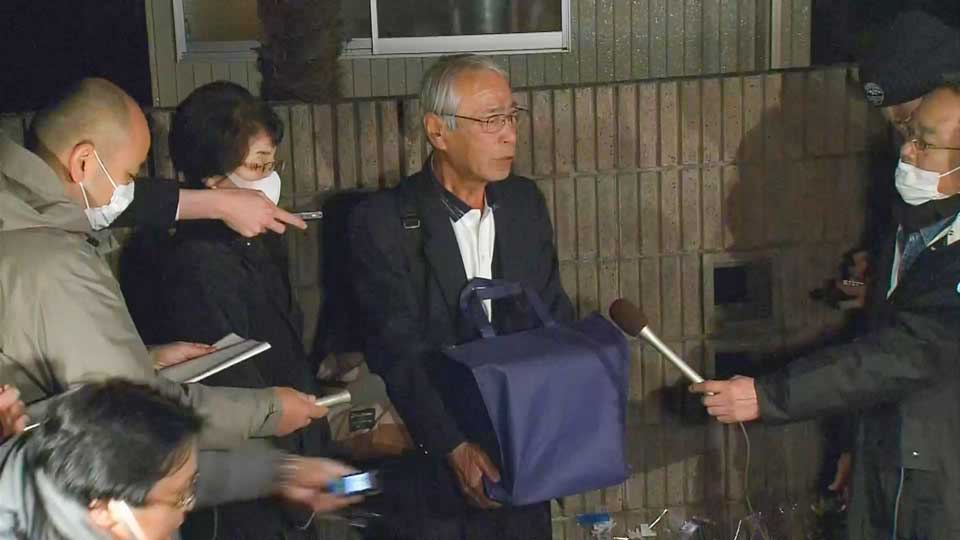 Ken Shimura's old brother holding his ashes.