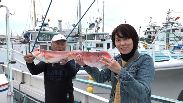 Maki received a freshly caught 50 cm long sea bream from a local fisherman
