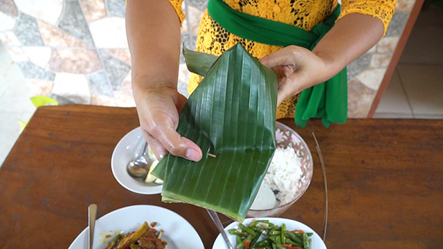 Wrap the Rendang in a banana leaf