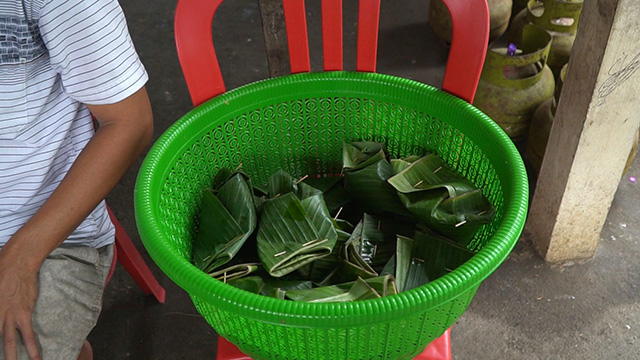 Banana leaves are traditionally used to wrap food in Indonesia due to their antibacterial properties