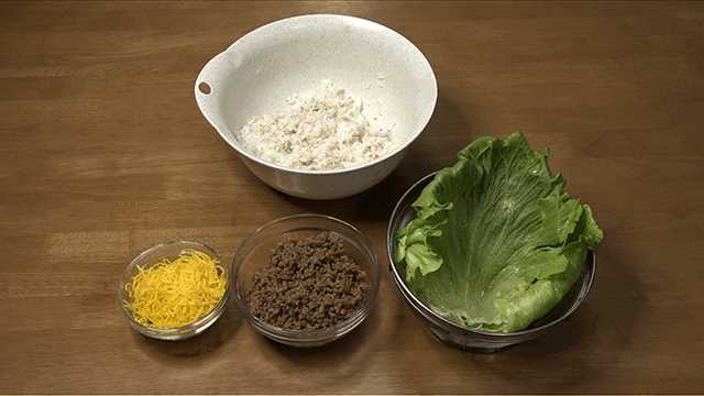 The ingredients are vinegared rice, thinly sliced egg, teriyaki ground pork, and lettuce.