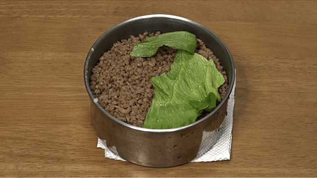 Make a layer of ground pork and put lettuce on top.