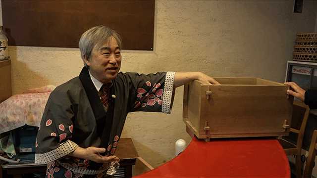 Owner Kiichiro Kamio uses large wooden molds to make his shop's Iwakunizushi.