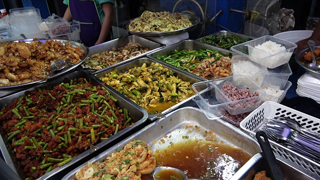 All kinds of delicious Thai dishes are sold at the food stalls.