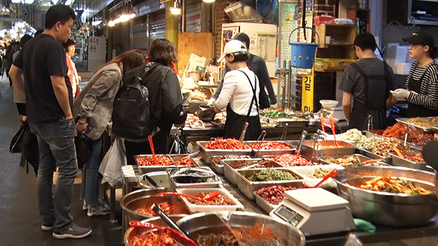 Locals treat the markets like their own kitchens. Because of this, Seoul's markets are always teeming with shoppers.