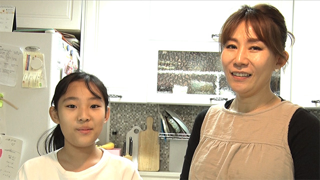 Song-hee makes her healthy kimbap using a special recipe.