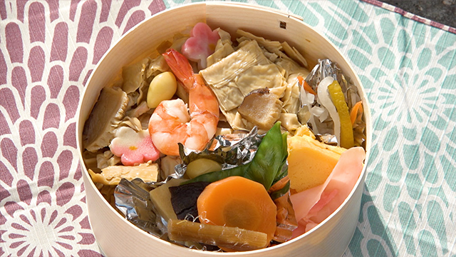 Maki comes to Nikko to look for for the local specialty, Yuba Chirashi Bento. The yuba is simmered along with shiitake mushrooms and dashi, a type of savory stock.