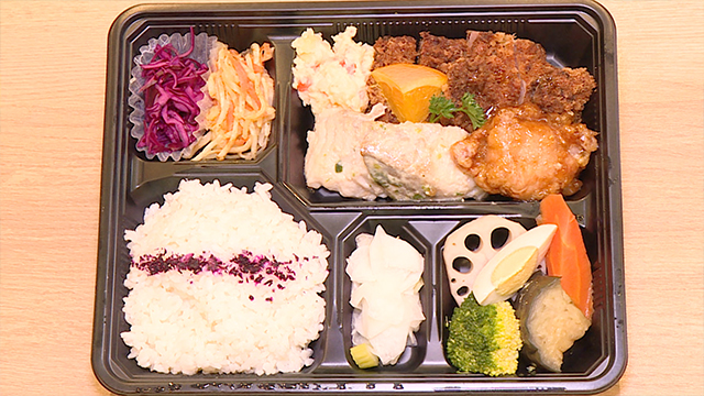 Here is the shop’s most popular offering: the makunouchi bento. It contains tonkatsu, kara-age, and salmon—all of which are bento staples.