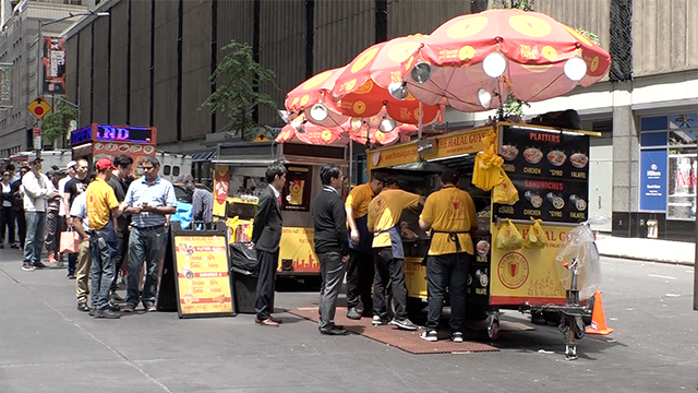 It's a battleground for great street food. This popular shop, with yellow signs as bright as the city's taxis,　was started about 30 years ago by a group of young Muslims. It gained popularity thanks to Muslim taxi drivers. 