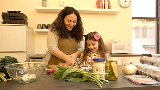 Masha is a third-generation Russian immigrant who runs a language school here in New York. She is making today's bento with the help of her daughter Kaya. She is using her grandmother's recipe for Olivier salad, a traditional Russian food.