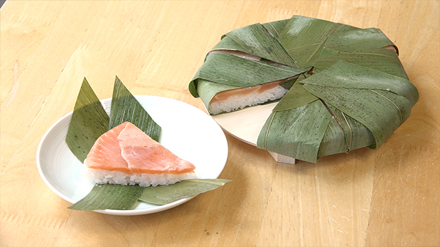 Masuzushi is a famous bento from Toyama. Usually packed in a wooden box, Masuzushi consists of pink cherry salmon sushi wrapped in green bamboo leaves. Cherry salmon is said to be the first type of salmon used in this bento.