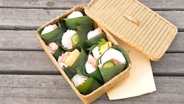 Eggs and cucumbers lend a colorful touch.The pale pink cherry salmon and the vibrant green bamboo leaf create a bento that smells delicious!