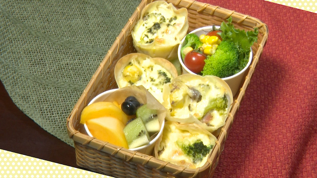 Maki makes a Chestnut Quiche Bento with the Kawachi family. She bakes boiled chestnuts with a thick and creamy filling made from cream, shiitake mushrooms, ham and cheese. She also uses gyoza wrappers to make a crispy crust. 