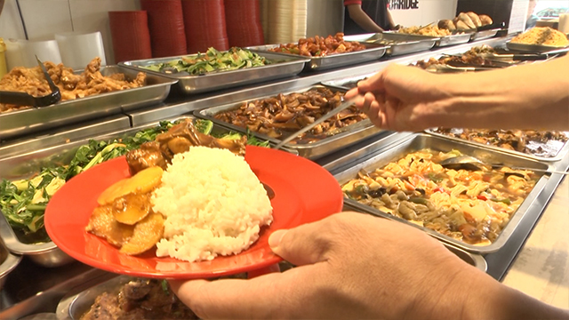 In Malaysia, a favorite dish is what’s known as an “economic” rice buffet. This is a dish of plain rice with a buffet selection of sides such as sweetly simmered pork, stir-fried vegetables, fish, and tofu. The price depends on how much food you take. A plate of rice with 7 sides costs just 2.5 US dollars!