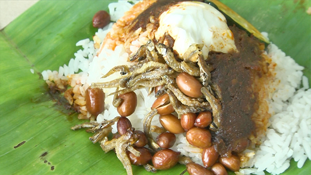 Another popular choice in Malaysia is Nasi Lemak, an all-in-one meal wrapped in banana leaves. It typically contains rice steamed with coconut milk, topped with deep-fried anchovies, peanuts, boiled egg and a spicy sauce called sambal.