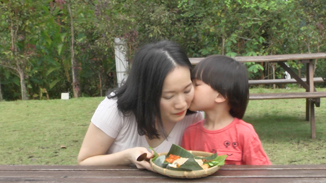 Hoong Shih enjoyed his bento so much that he gave his aunt a kiss to say thanks!