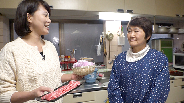 Maki wants to make the most of the crunchy texture of the chrysanthemums and the tender beef. The Takedas help her make the bento.
