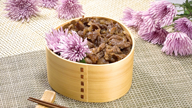 Pan-fry the beef in 3S sauce, then place it over rice and add chrysanthemums as the finishing touch. The crunchy, bitter-sweet blooms will enhance the rich flavor of the beef, creating a simple yet beautiful bento! You could also separate and scatter the petals to eat with the beef.