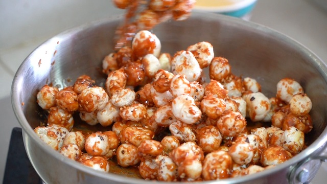 Next, they prepare a healthy snack of fox nuts caramelized in unrefined cane sugar. It looks just like caramel popcorn!