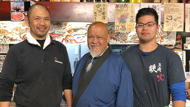 Misaki is home to one popular restaurant that serves a variety of tuna dishes. Yamada Yoshio was born into a family of fishers. He and his family opened this restaurant 52 years ago. His son and grandson also work at the restaurant, following in his footsteps.