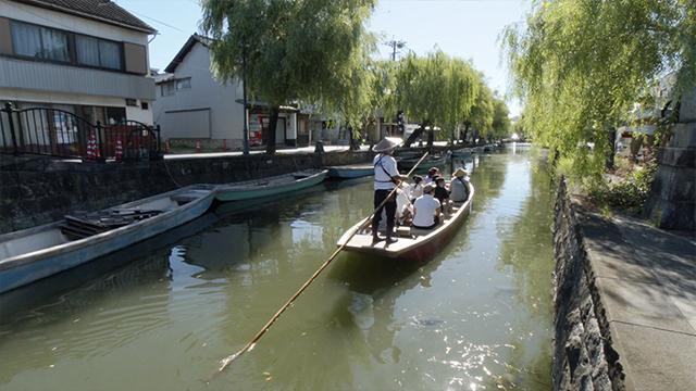 Bento Topics. Today, from Yanagawa in Fukuoka. It's a beautiful castle town famous for its network of canals totalling 930 kilometers in length. River cruises are a great way to enjoy the area's scenic views.