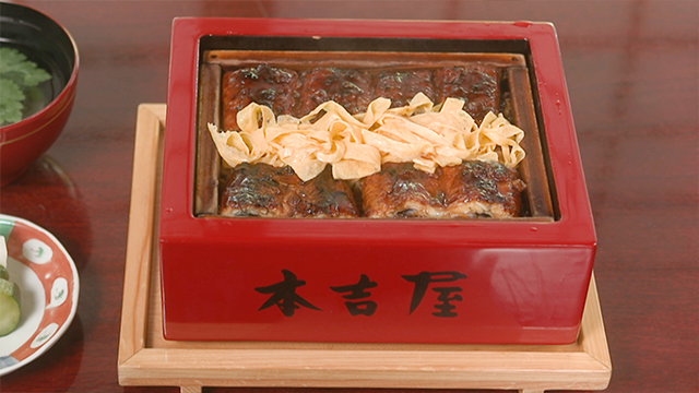 This seiro-mushi bento that incorporates the flavors of the eel, sauce, and rice into every mouthful. No wonder that it’s eaten on special occasions.
