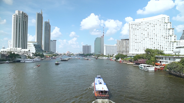 Bento Topics. Today, from Thailand, where canals and waterways have played a major role in daily life since long ago. About 80 kilometers from the capital of Bangkok is a traditional floating market popular with both locals and tourists.
