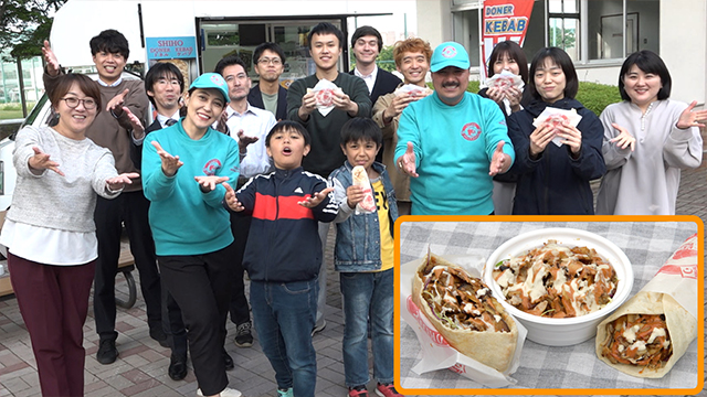 Every Wednesday, the couple run a food truck which they take to their alma mater to sell homemade doner kebabs. The grilled chicken is seasoned Uyghur-style with lots of cumin. The couple are grateful to Iwate University for their experiences there over the years, so the truck is their way of giving back. The tasty kebabs are a hit not only with Muslim students, who appreciate being able to eat Halal bentos, but also with Japanese students who get to enjoy food from a different culture for an affordable price. 