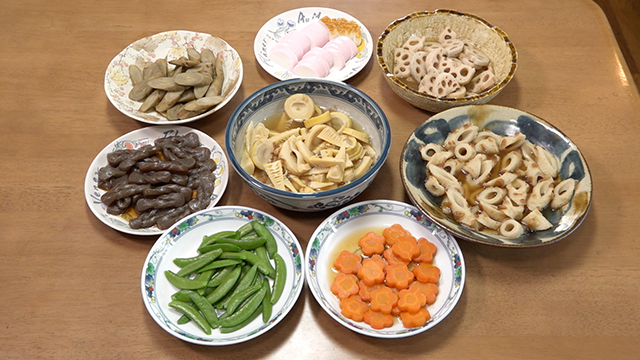 Other typical foods include vegetables simmered in a sweet and savory dashi. Sasaki’s family makes eight different kinds, including bamboo shoots, lotus roots, and other local produce.