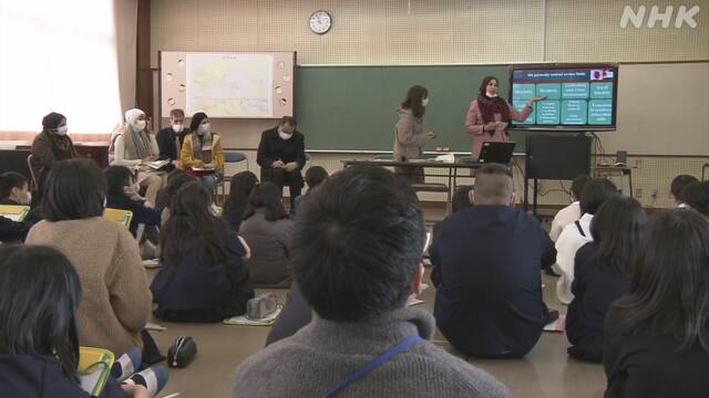 パレスチナの先生が日本の授業風景を視察