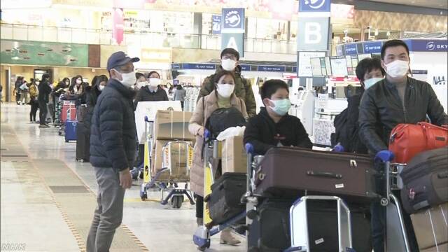 春節の連休終了 大量のマスク買い帰国の中国人も 成田空港