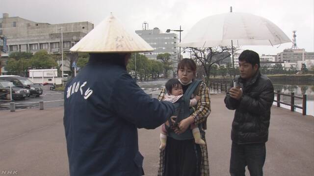 松江城 遊覧船の船頭が割引券配布 新型ウイルスで観光客減少