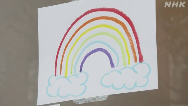 窓やショーウインドーに子どもたちの虹の絵 米ニューヨーク Nhkニュース