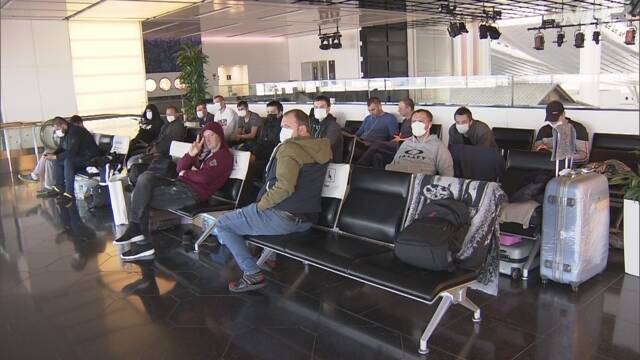 国際線運休 羽田空港にロシア人25人が１週間足止め