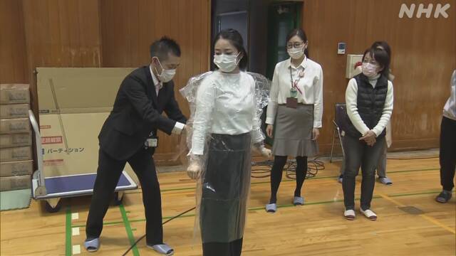 学校職員がポリエチレン袋で防護服の代用品づくり 大阪 豊中