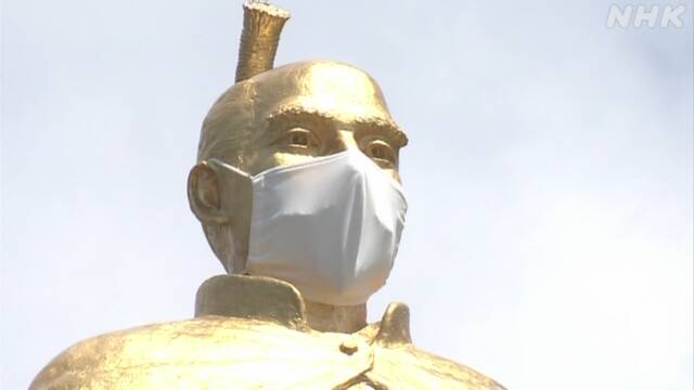 金色の織田信長像にマスク 新型コロナ感染防止呼びかけ 岐阜