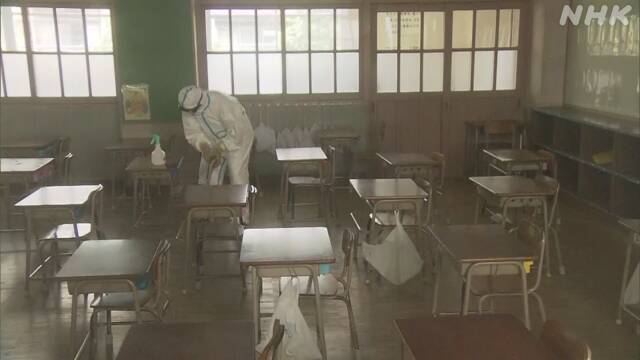 北九州 感染確認の児童が通う小学校で消毒作業