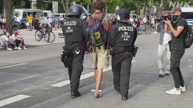 マスク着用義務などに抗議のデモ 300人が拘束 ドイツ