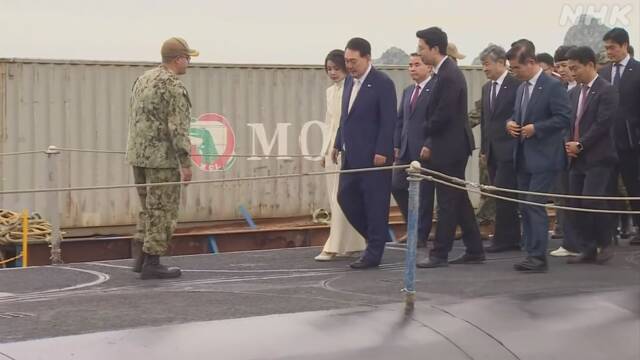 President Yun of South Korea inspects US strategic nuclear submarine entering port for the first time in 42 years | NHK