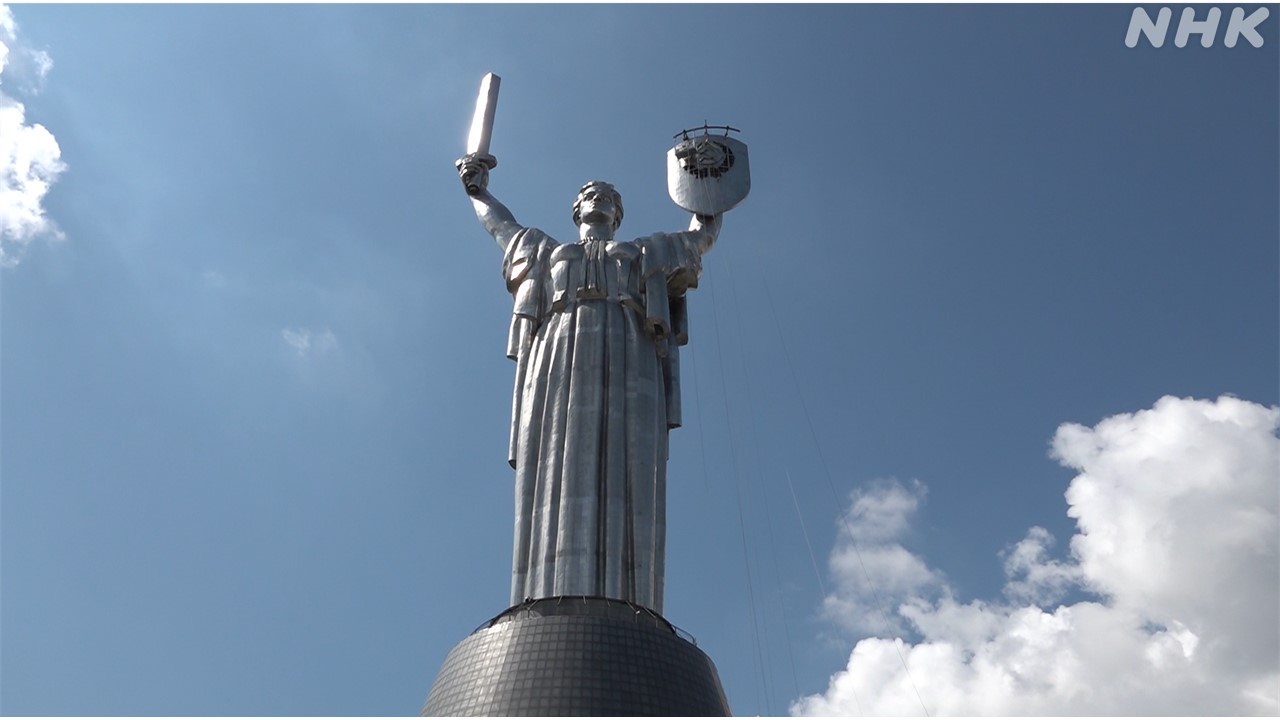 ウクライナ 巨大な「祖国の母像」の旧ソビエト国章を撤去 | NHK 