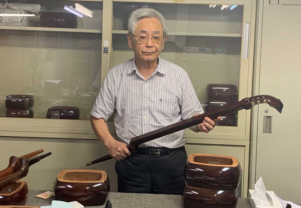 Otaki holding the shamisen