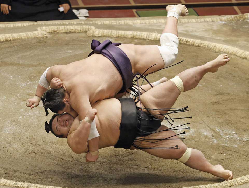 Terunofuji defeats Takakeisho