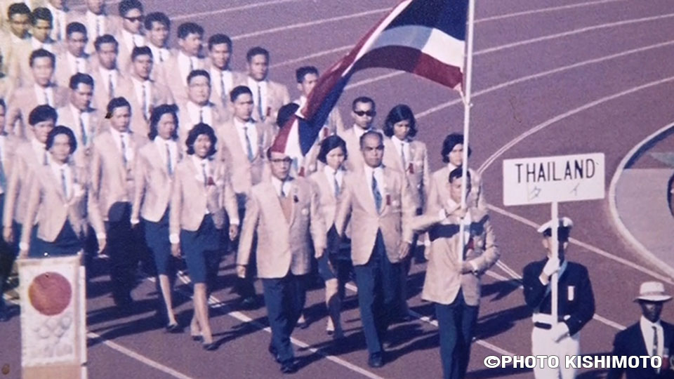 Thai delegation in Tokyo, Katesepsawasdi as flag bearer